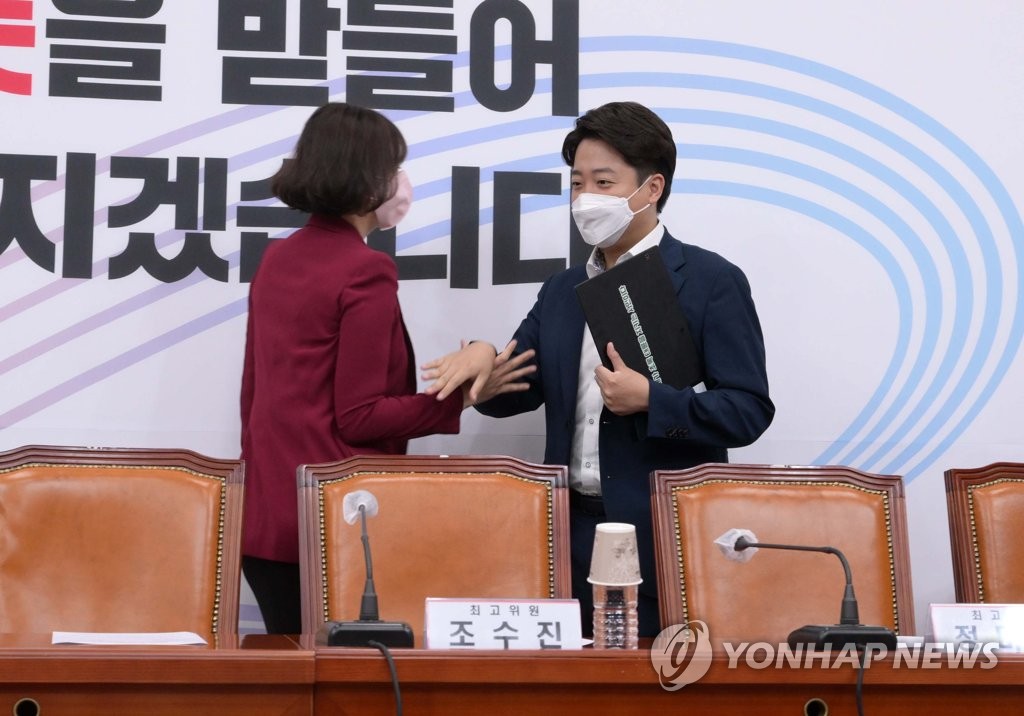 배현진 내민 손 거부하는 이준석