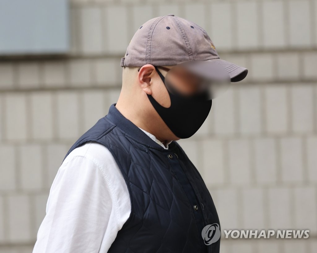 '폭행·흉기 위협' 정창욱 셰프, 법정 출석