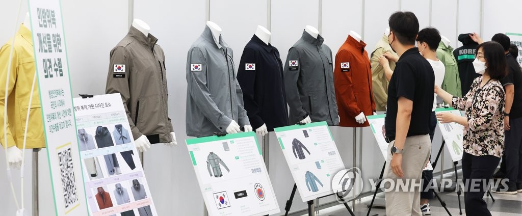 Jacket samples are on display at a government complex in Sejong on June 24, 2022, as the government was to pick a new emergency drill uniform ahead of the Ulchi exercise set for Aug. 22-25. (Yonhap)