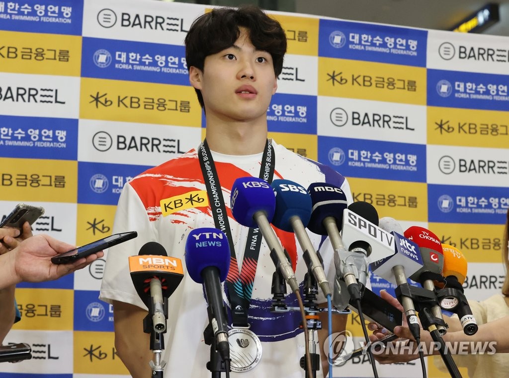 South Korean swimmer Hwang Sun-woo speaks to reporters at Incheon International Airport in Incheon, just west of Seoul, on June 27, 2022, after arriving back from the FINA World Championships in Budapest with the silver medal in the 200m freestyle. (Yonhap)