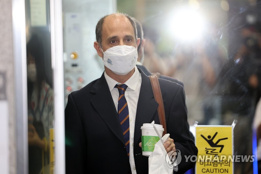 이래진씨와 면담하러 가는 킨타나 특별보고관