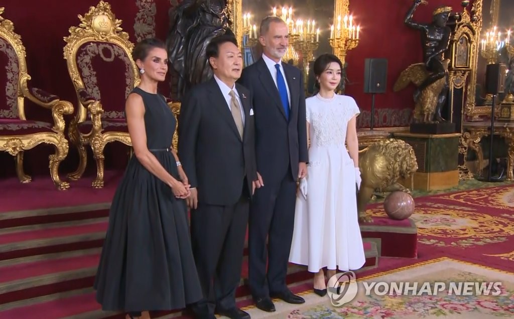 South Korean President Yoon Suk-yeol (2nd from L) and his wife, Kim Keon-hee (R), pose for a photo with King Felipe VI (2nd from R) and Queen Letizia of Spain at a gala dinner at the Royal Palace of Madrid in the Spanish capital on June 28, 2022. The dinner was held to welcome leaders attending the North Atlantic Treaty Organization (NATO) summit the following day. The NATO secretariat provided this photo. (PHOTO NOT FOR SALE) (Yonhap)