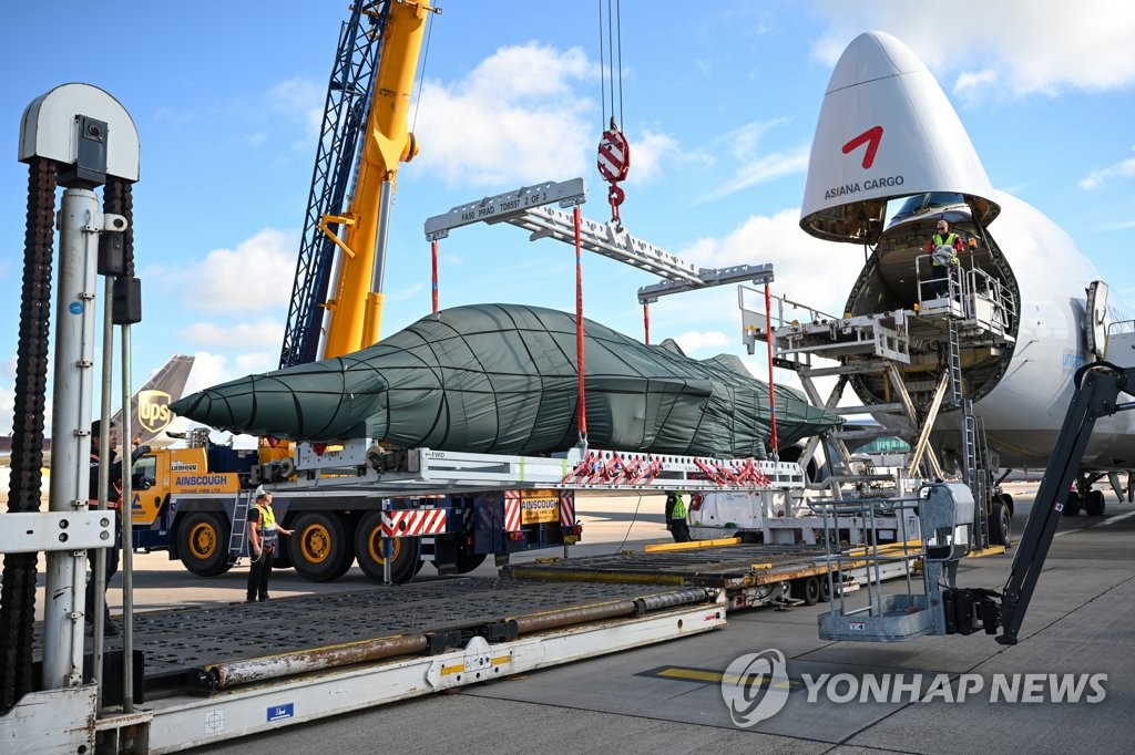 空軍機を空輸 空軍機を空輸