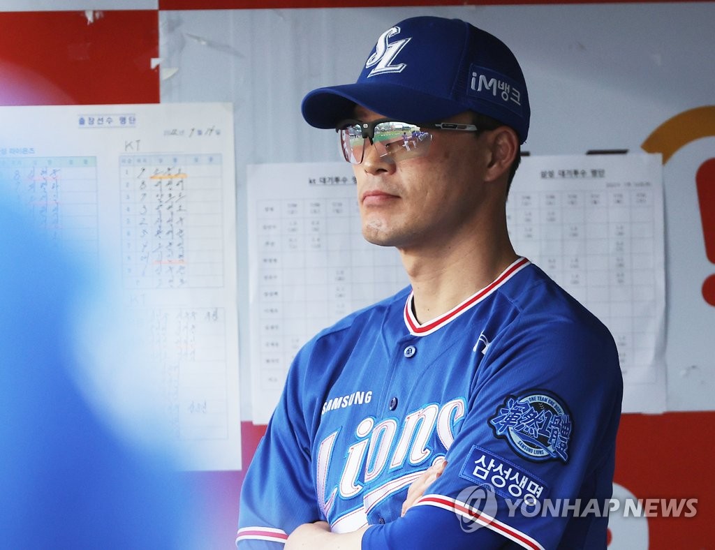 In this file photo from July 14, 2022, Samsung Lions manager Huh Sam-young watches his team in action against the KT Wiz during a Korea Baseball Organization regular season game at KT Wiz Park in Suwon, 35 kilometers south of Seoul. (Yonhap)