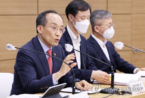 질문에 답변하는 추경호 부총리