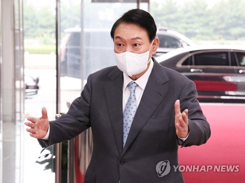 질문에 답하는 윤석열 대통령