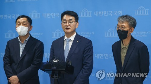 취재진 질문받는 박용진