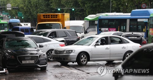 침수차로 가득한 도로