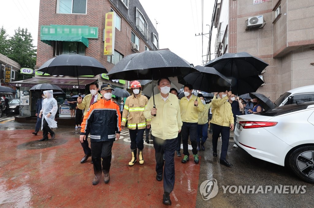 Yoon inspecciona un sitio afectado por las lluvias Yoon inspecciona un sitio afectado por las lluvias
