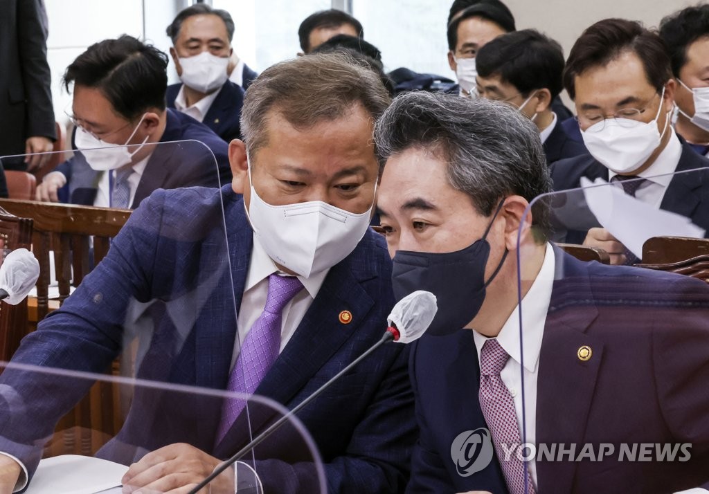 대화하는 이상민 장관과 윤희근 경찰청장