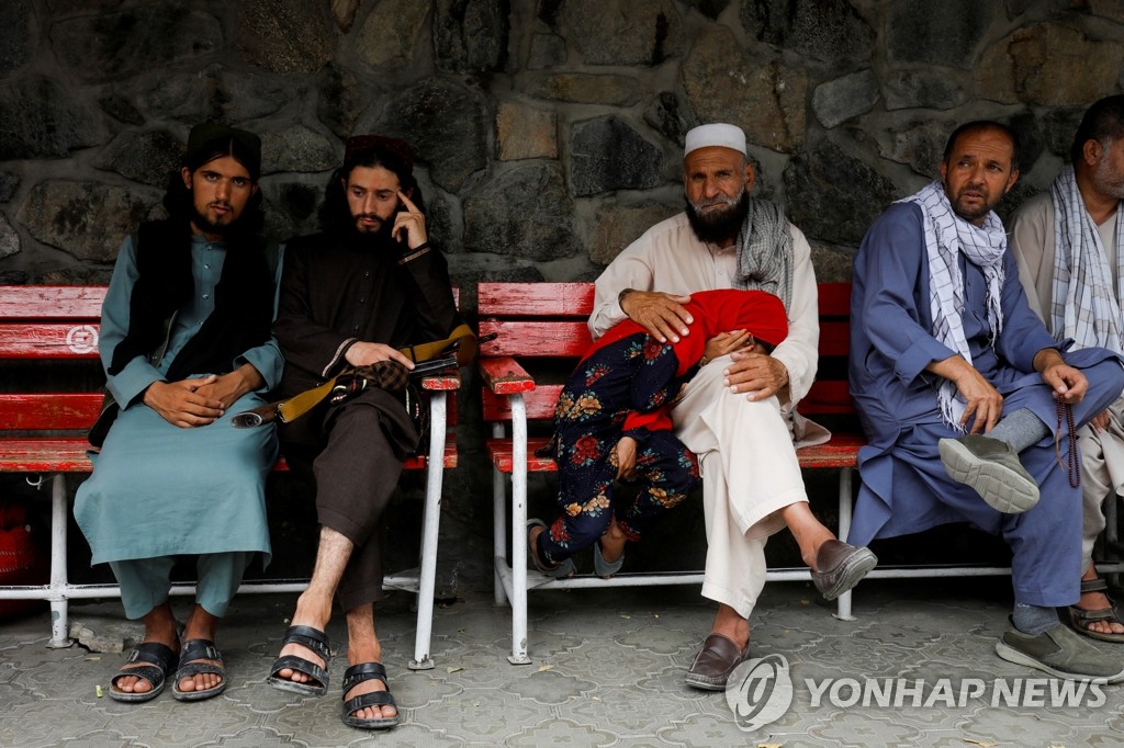 병원 앞에서 기다리는 아프간 카불 '폭탄 테러' 피해자 가족