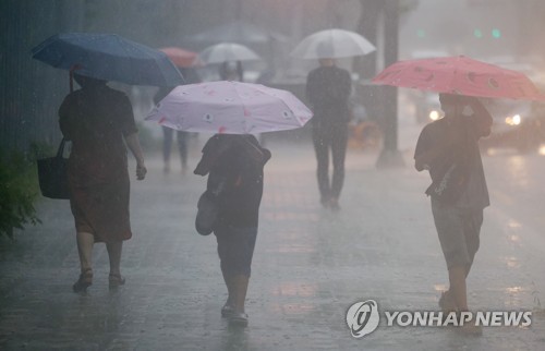 비에 어두워진 길거리