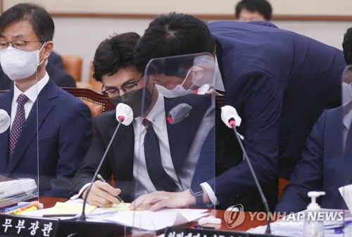 보고 받는 한동훈 법무부 장관