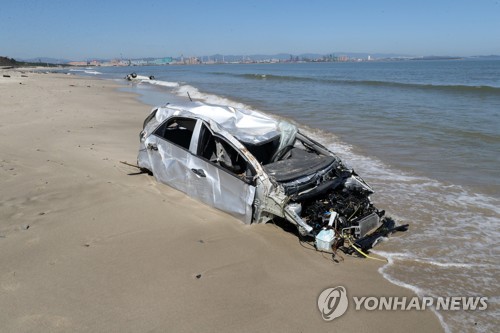 모래에 파묻힌 승용차