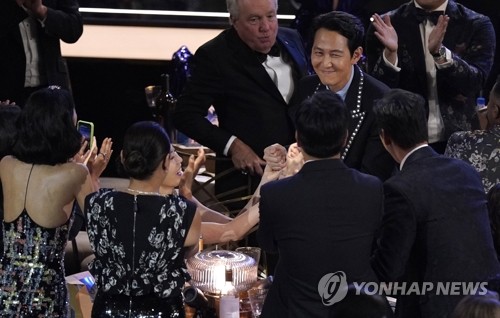 에미상 남우주연상 이정재 축하하는 '오징어 게임' 제작진