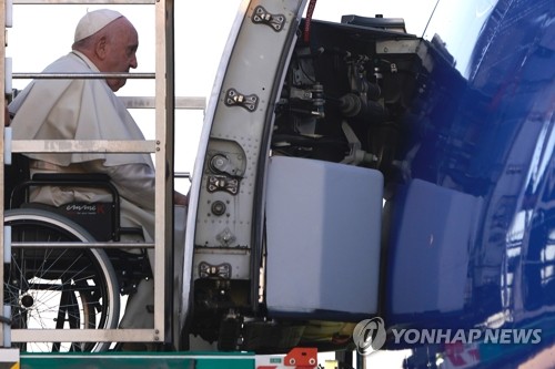 카자흐스탄 향하는 프란치스코 교황