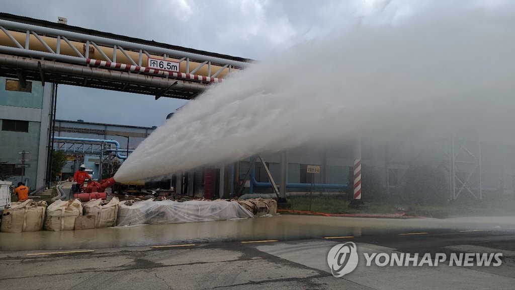 포스코 포항제철소 내부의 물 빼내는 소방공무원
