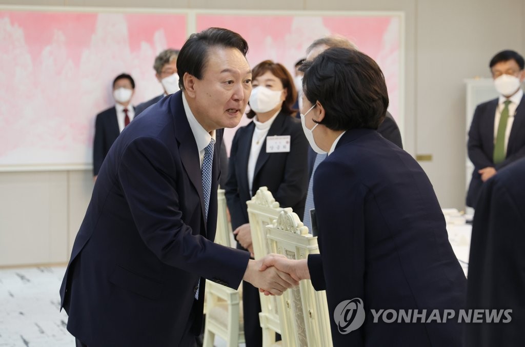 양향자 국민의힘 반도체특위 위원장과 악수하는 윤석열 대통령
