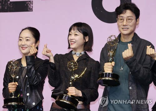 에미상 감독상 받은 황동혁 감독