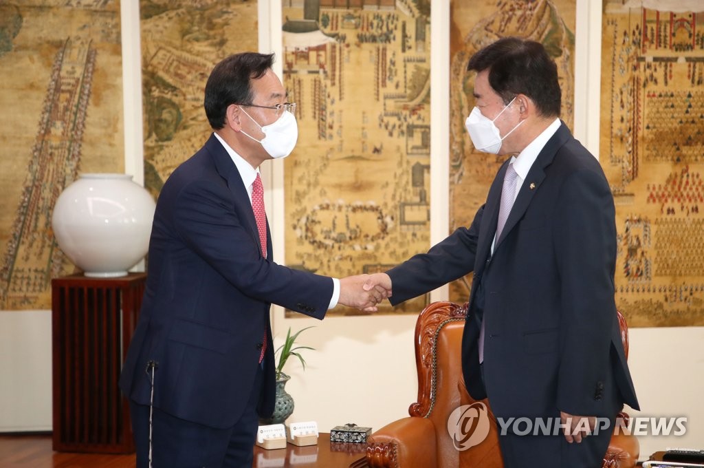 국민의힘 주호영 신임 원내대표와 악수하는 김진표 국회의장