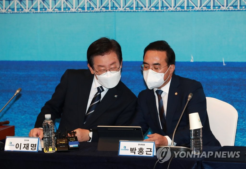 대화 나누는 민주당 지도부