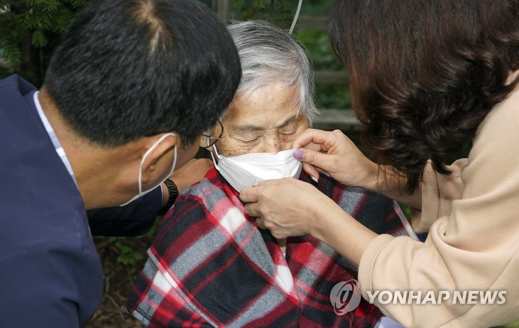 대면 면회 첫날…애틋한 가족