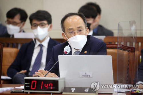의원질의에 답변하는 추경호 경제부총리