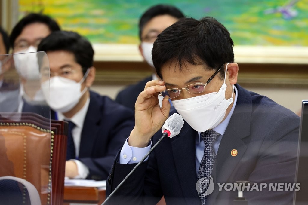 안경 고쳐 쓰는 김주현 금융위원장