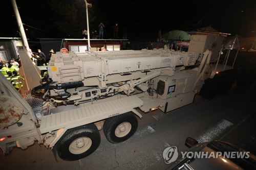 성주 사드기지에 군용장비 반입
