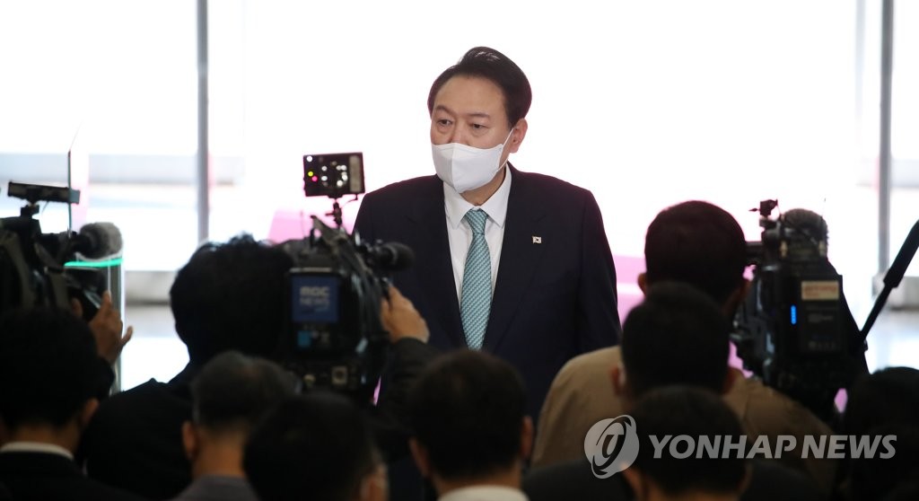 President Yoon Suk-yeol speaks to reporters as he arrives at the presidential office in Seoul on Oct. 13, 2022. (Pool photo) (Yonhap)