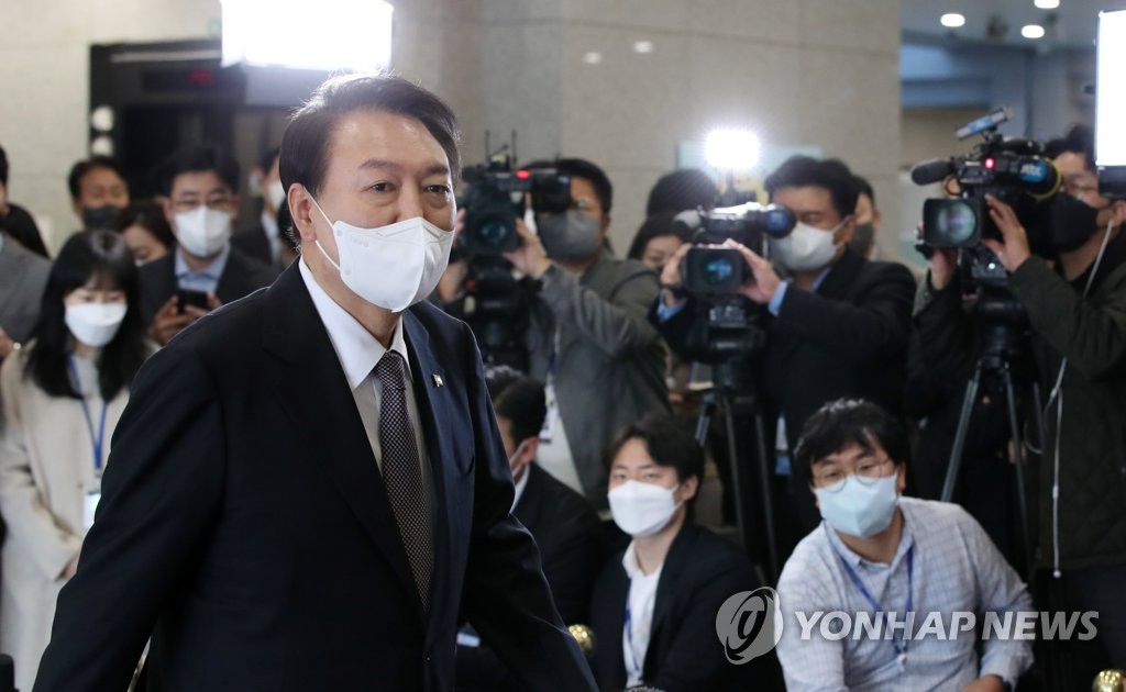 집무실 향하는 윤석열 대통령