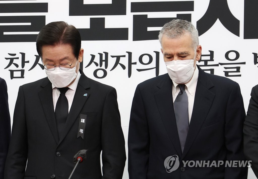 U.S. Ambassador to South Korea Philip Goldberg (R) and the main opposition Democratic Party leader, Lee Jae-myung, pay a silent tribute to victims of the Itaewon crowd crush ahead of their meeting at the National Assembly in western Seoul on Nov. 1, 2022. (Yonhap)