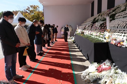 조문하는 시민들