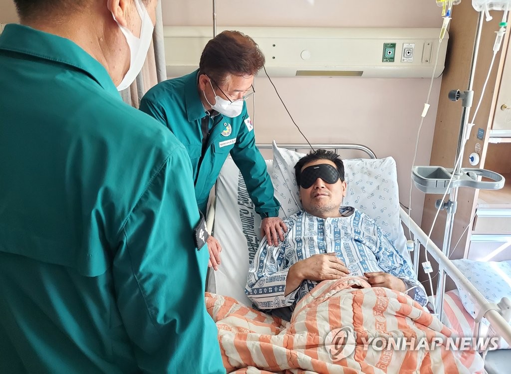 병원에서 안정 취하는 광산 고립 생환자