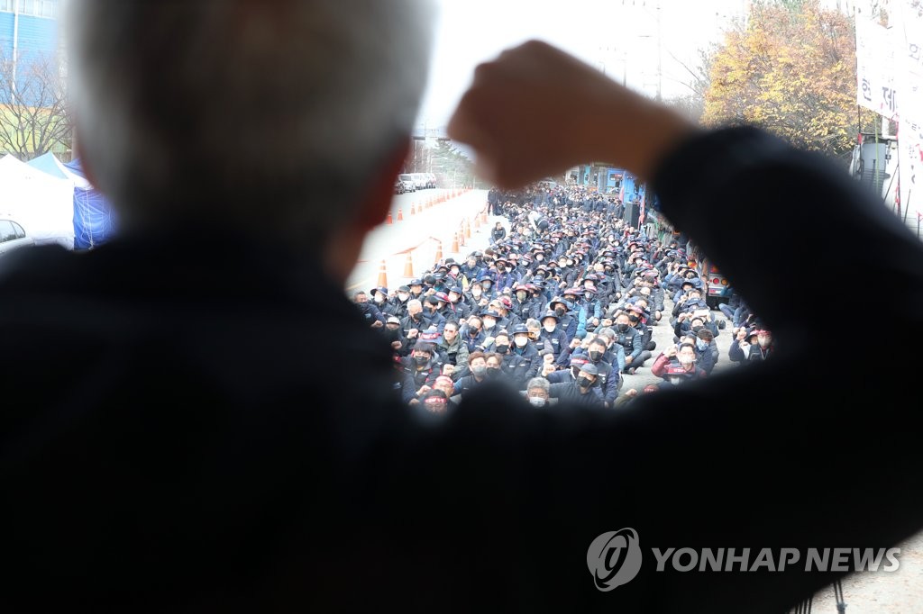 목소리를 내는 화물연대 조합원
