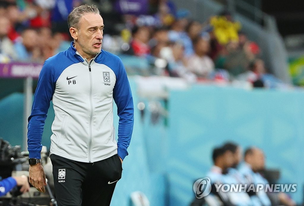 المدير الفني للمنتخب الكوري يوجه اللاعبين المدير الفني للمنتخب الكوري يوجه اللاعبين