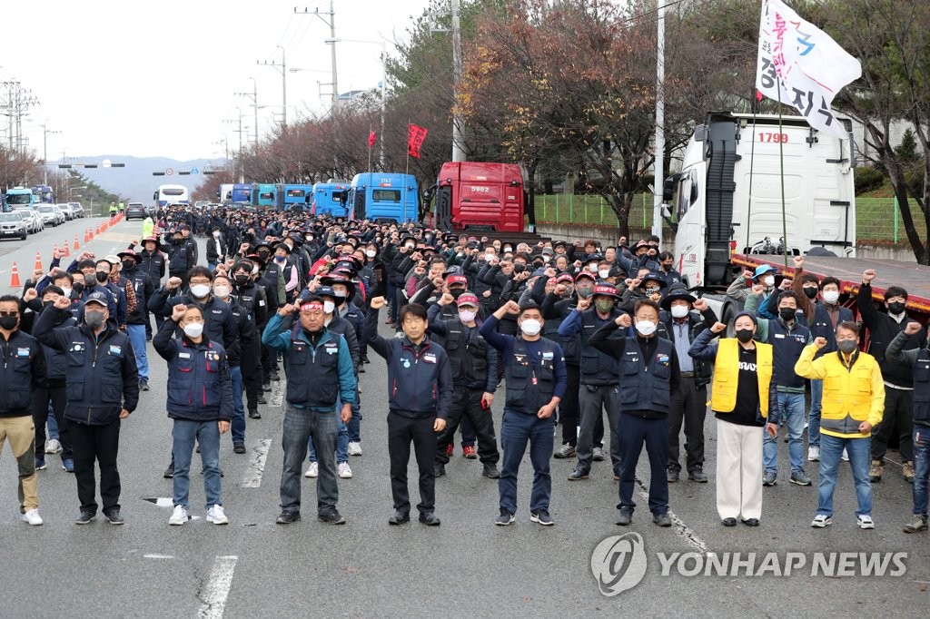 업무개시 명령에 집회로 맞서는 화물연대