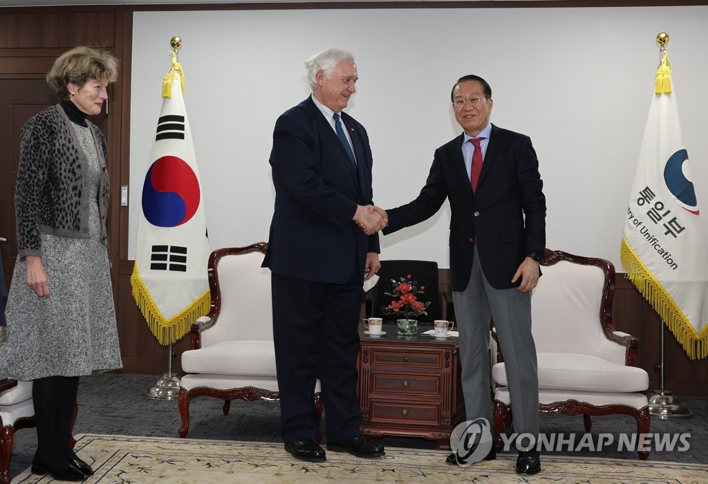 CSIS 소장 일행 만나는 권영세 장관