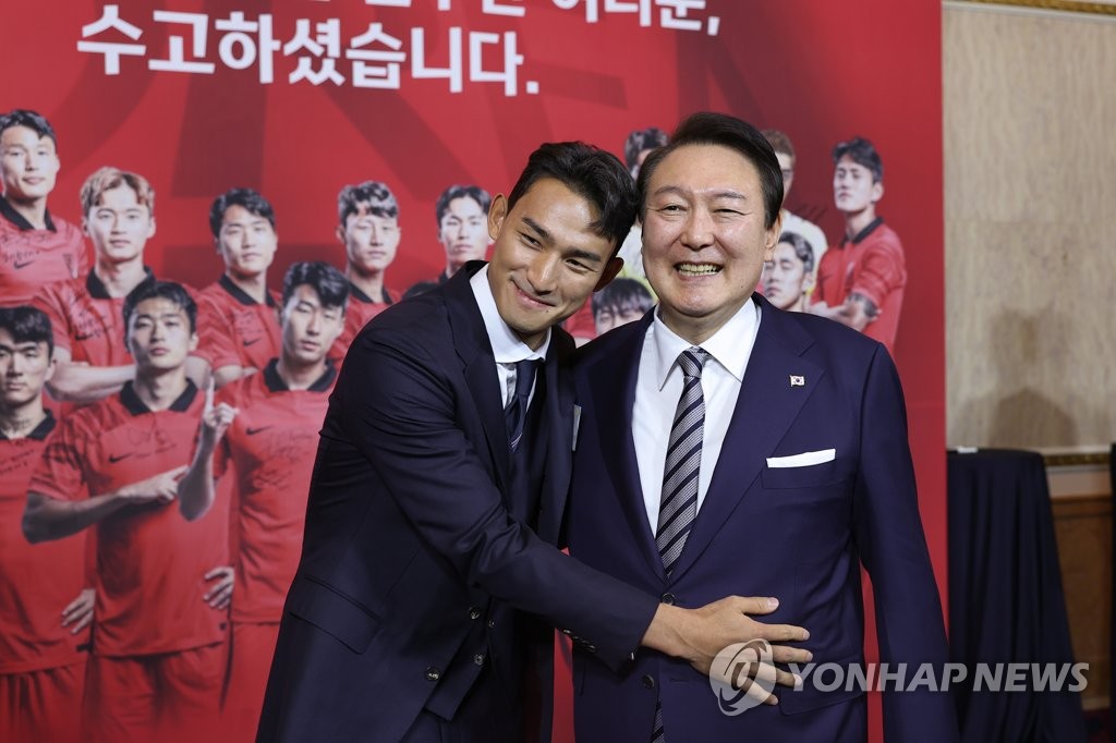 조유민 선수와 기념촬영하는 윤 대통령