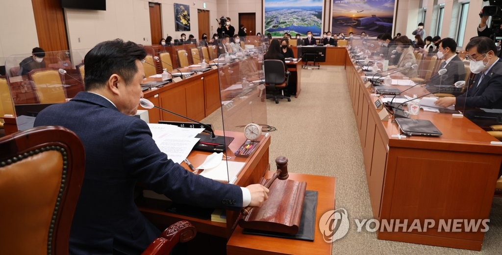 의사봉 두드리는 최인호 교통법안심사소위원장