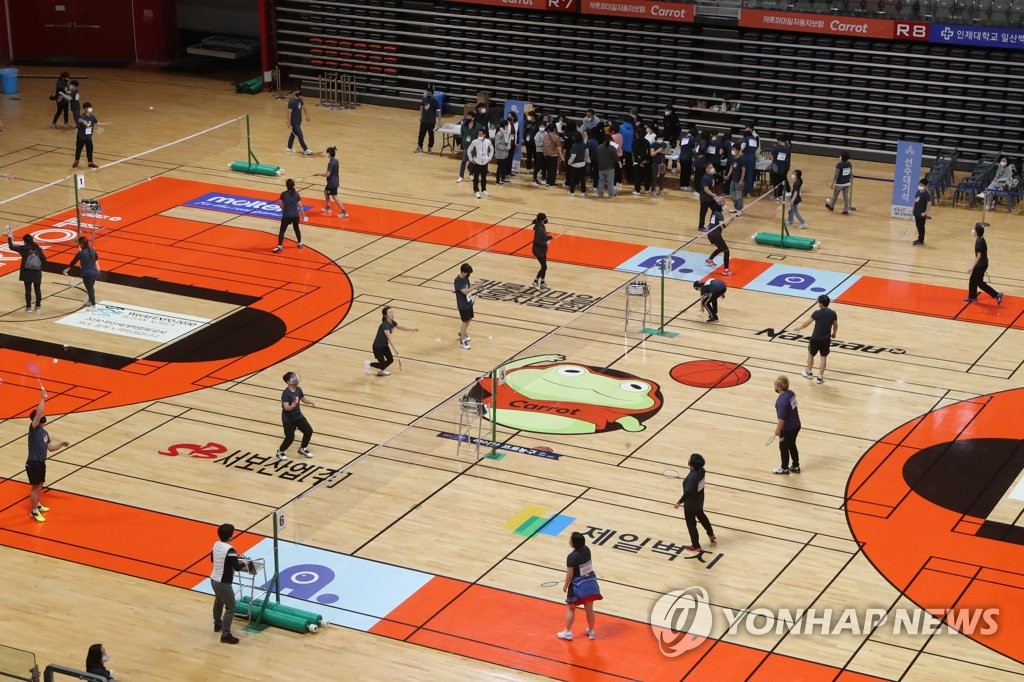 Participants warm up before the beginning of the 2022 National Multicultural Family Badminton Tournament in Goyang, Gyeonggi Province, on Dec. 10, 2022. (Yonhap)