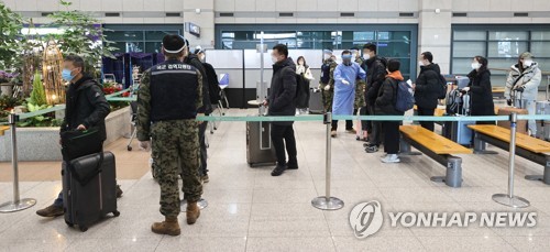 Des voyageurs arrivant de Chine sont dirigés vers un centre de test Covid-19 à l'aéroport international d'Incheon, à l'ouest de Séoul, le 9 janvier 2023.