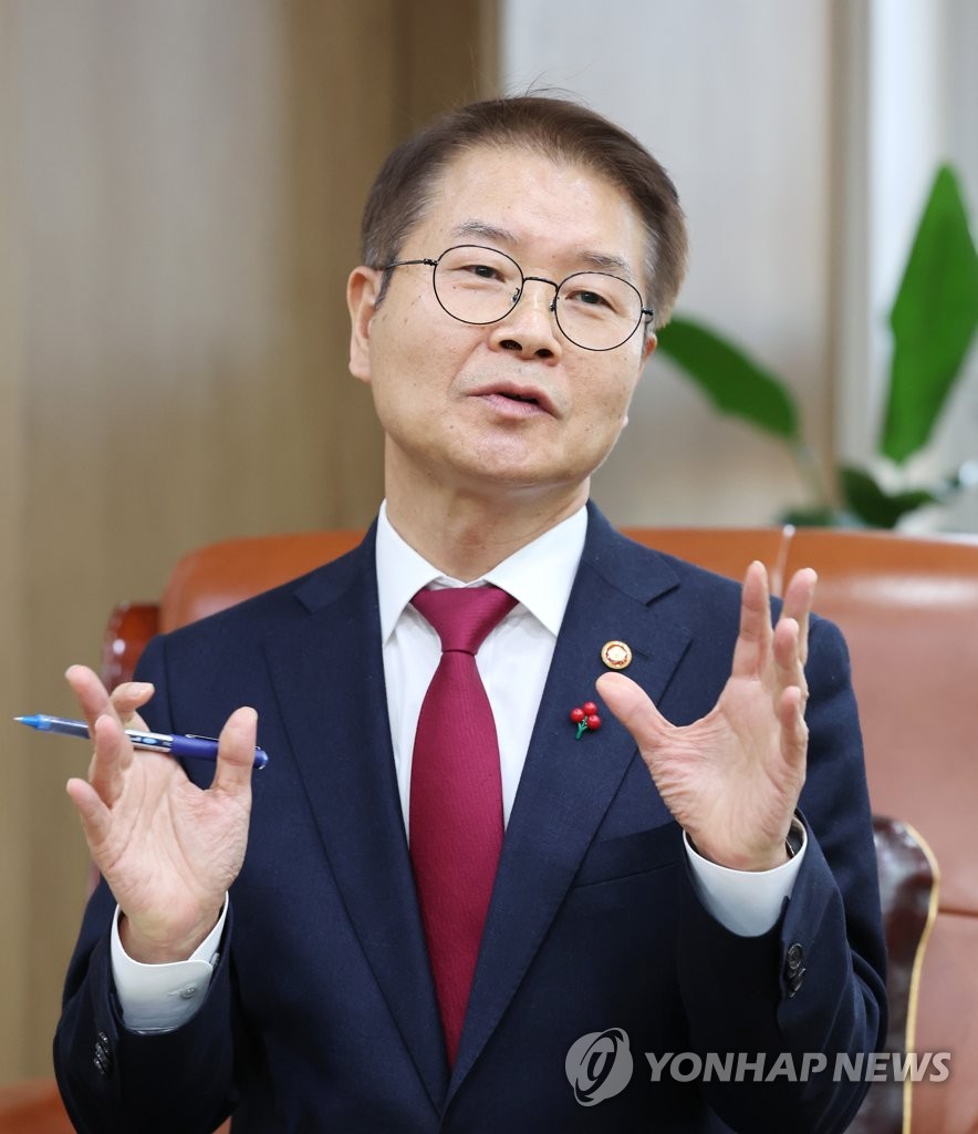 연합뉴스와 인터뷰하는 이정식 고용노동부 장관