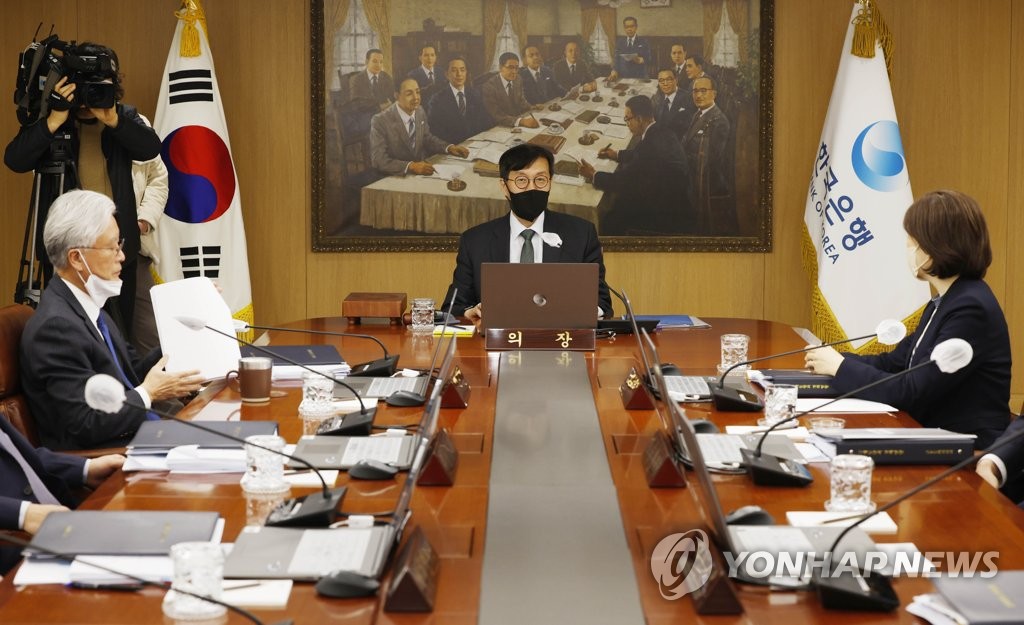 금융통화위원회 주재하는 이창용 총재
