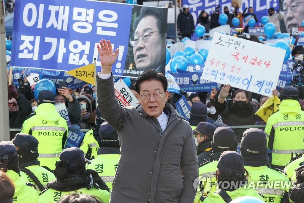 검찰 출석 전 인사하는 이재명 대표