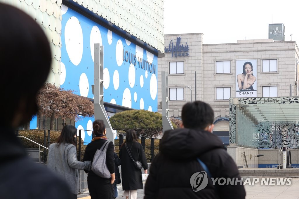 백화점 명품관 향하는 외국인들