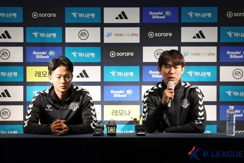 기자회견 하는 이승우와 윤빛가람