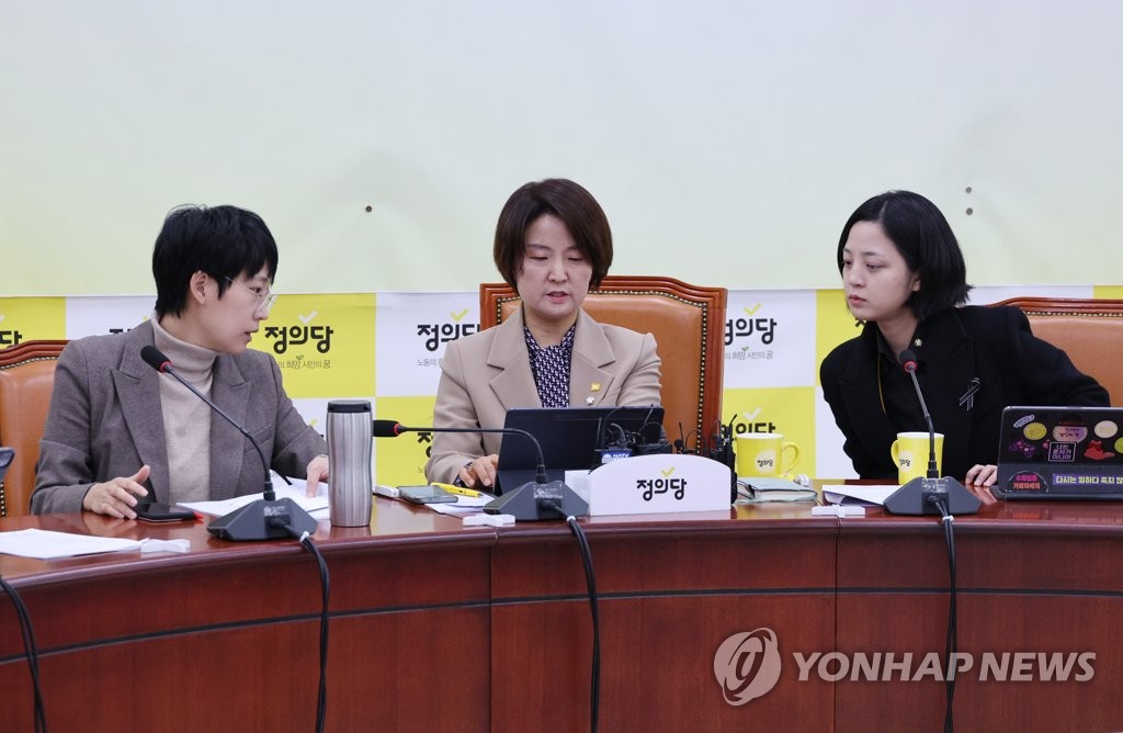 장혜영-류호정 의원과 대화하는 이은주 원내대표
