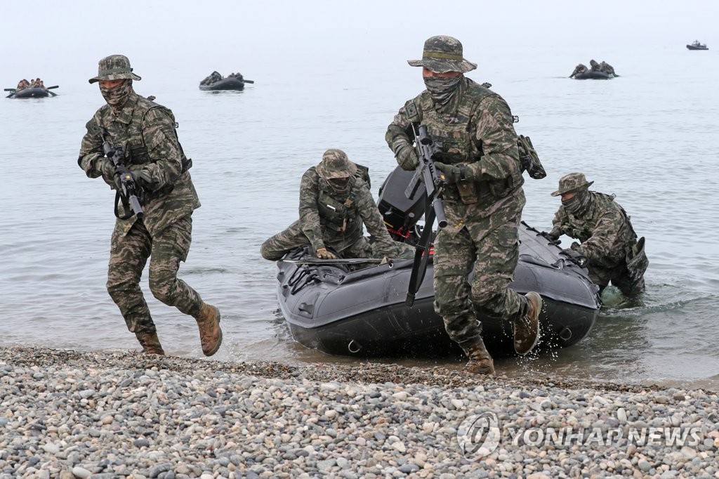 고무보트 타고 상륙