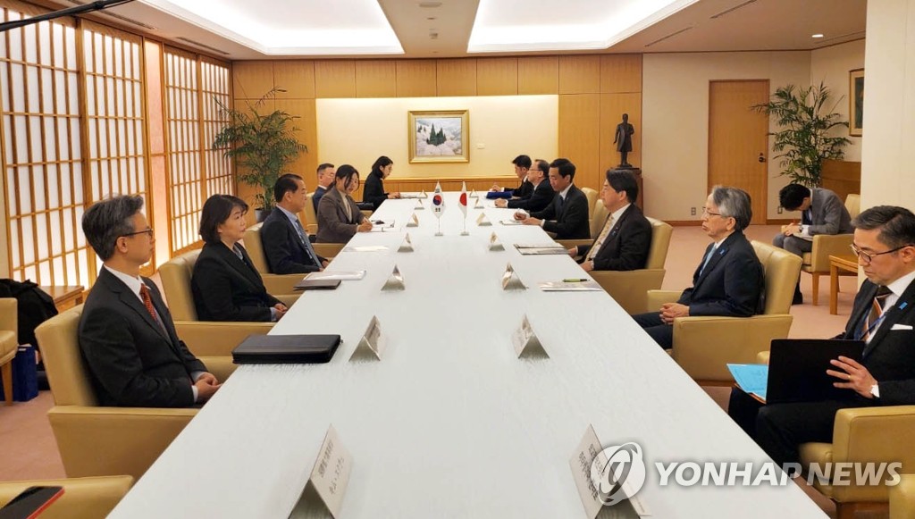 권영세, 도쿄서 일본 외무상과 회담